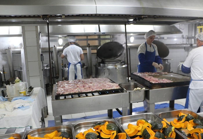 Equipe em produção em cozinha industrial